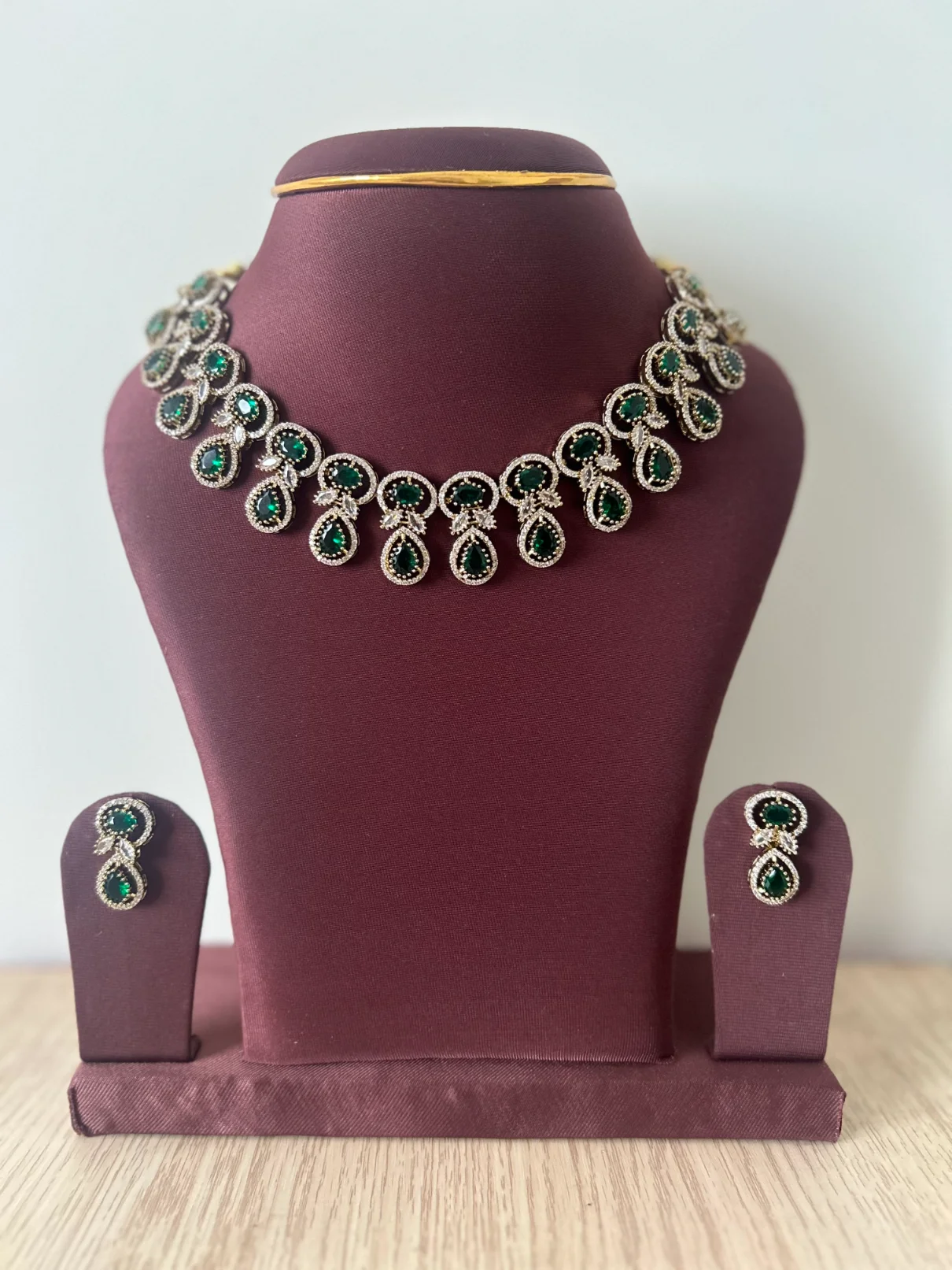 Dewdrop statement necklace set with emerald green stones