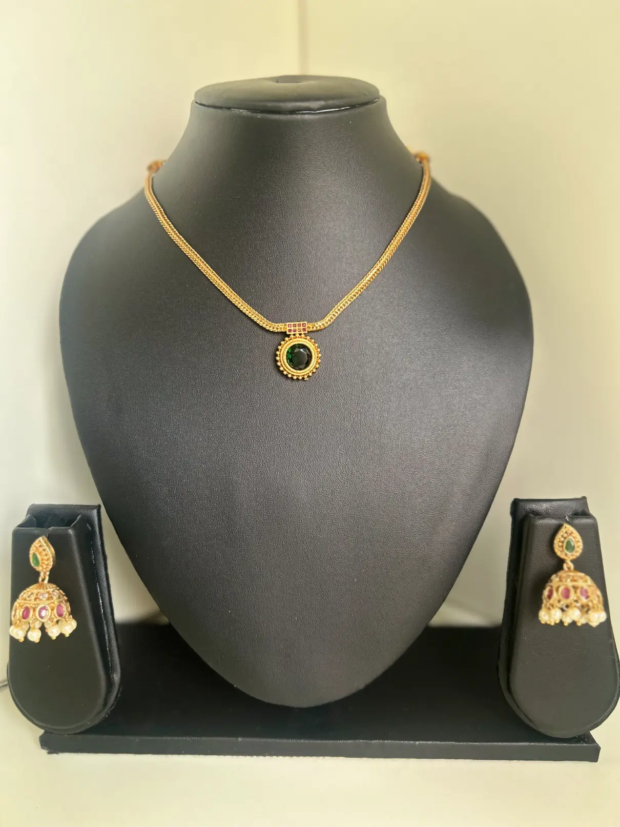 Emerald Stone Choker Necklace Set