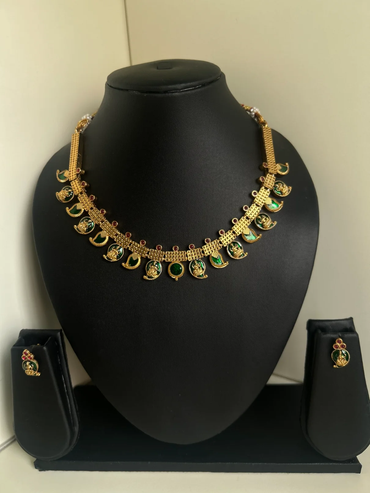 Antique gold Lakshmi and leaf drop palaka necklace set style 3 in dark green - S-cube Fashions
