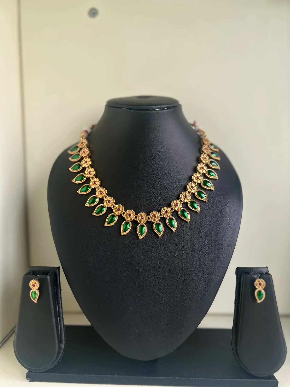 Antique gold palaka necklace set with dark green leaf drops - S-cube Fashions & Jewellery