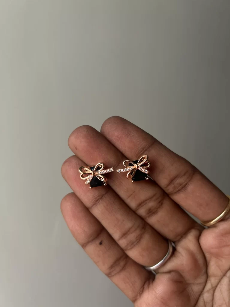Rosegold bow stud earrings with black stone