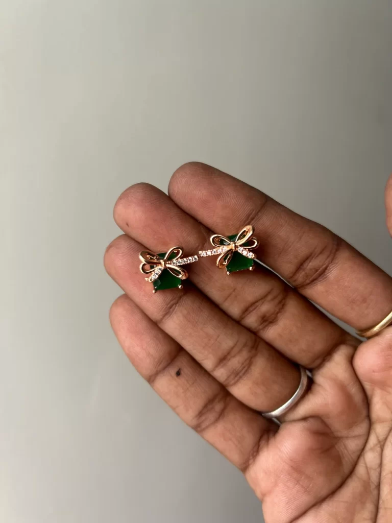 Rosegold bow stud earrings with emerald green stone
