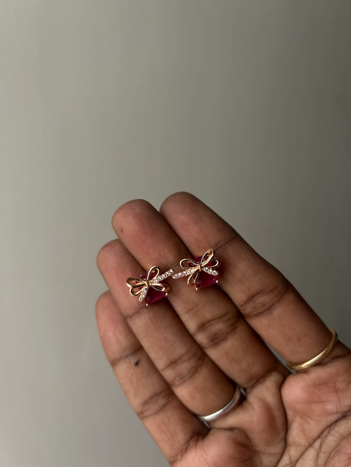 Rosegold bow stud earrings with pink stone
